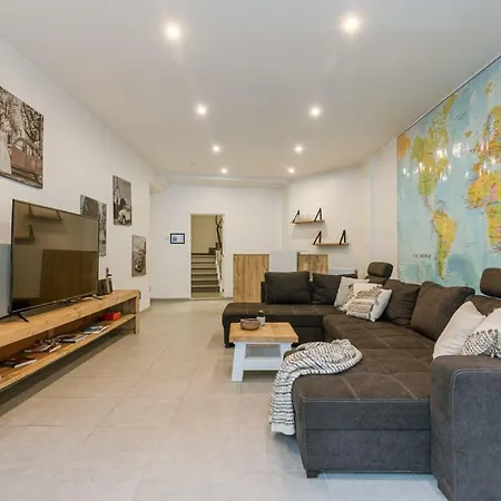Spacious In The Center Of Apartment *